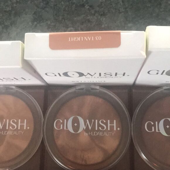 Huda GloWish Soft Radiance Bronzing Powder pick your shade large size bronzer - Picture 5 of 9